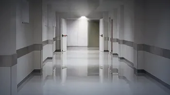 أنظمة إضاءة الطوارئ ولافتات الخروج الآمن في المستشفيات