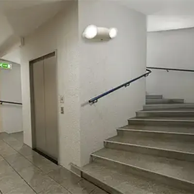 لافتة مخرج طوارئ LED بإضاءة جانبية (لوحة من الأكريليك والبلاستيك بتصميم أنيق بـ 5 لمبات خضراء)