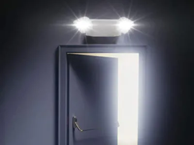لافتة مخرج طوارئ LED بإضاءة جانبية (لوحة من الأكريليك والبلاستيك بتصميم أنيق بـ 5 لمبات خضراء)