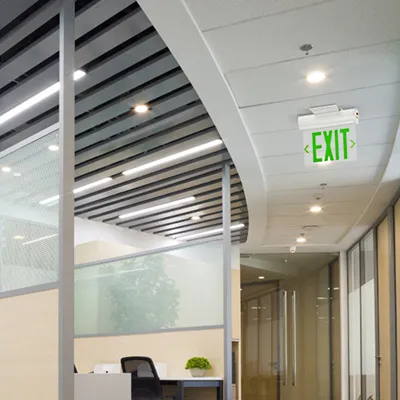 لوحة مخرج طوارئ LED بإضاءة جانبية (تصميم أنيق بخامة أكريليك شفافة أو عاكسة، مناسبة للتركيب في الممرات والمخارج، وفق أعلى معايير السلامة)